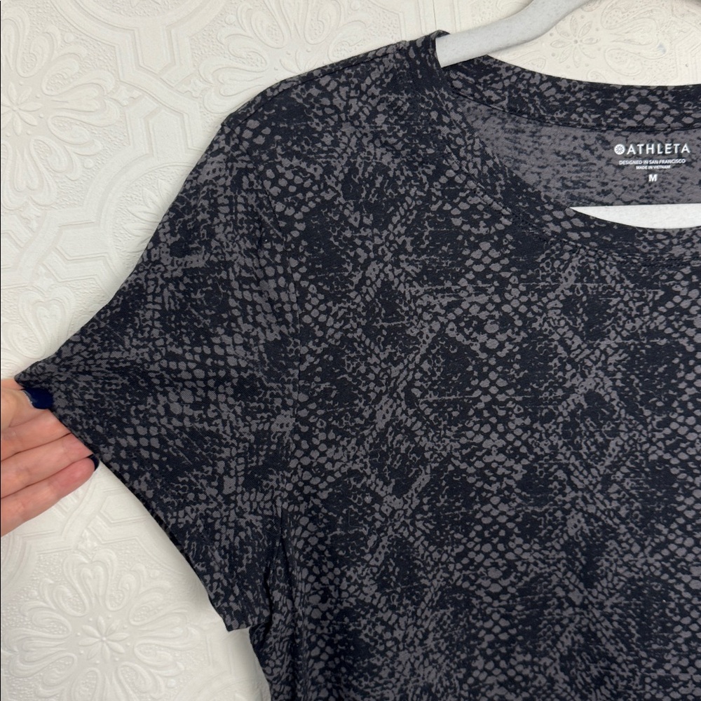 Athleta 100% Cotton Crewneck Tee Tshirt Black Medium Snake Print Graphic - Picture 3 of 6